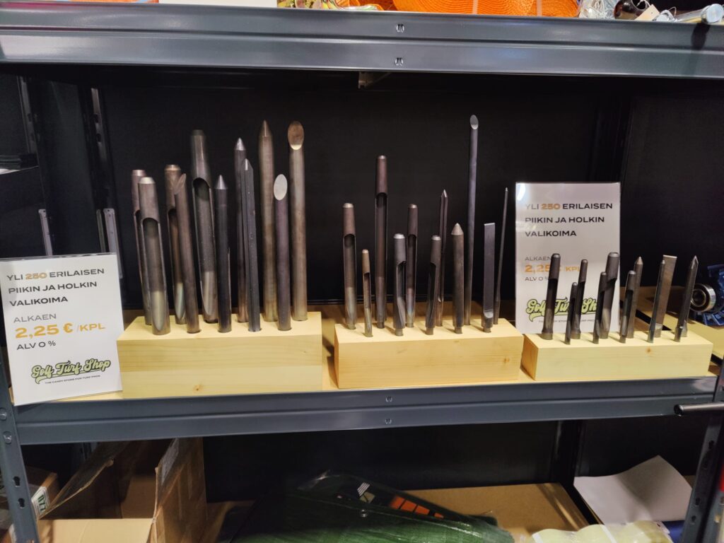 Display mit einer Auswahl an Aeritool Spoons